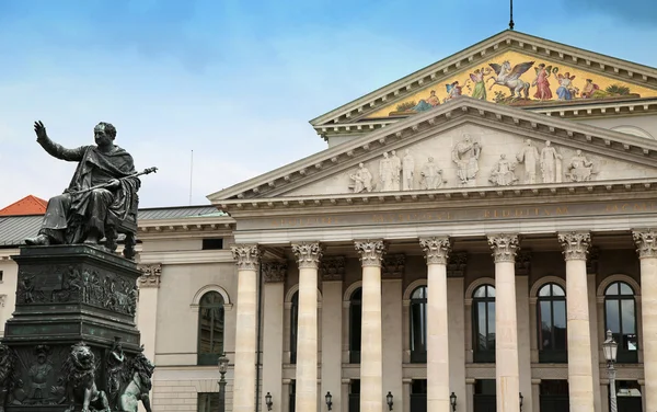 El Teatro Nacional de Múnich en la Plaza Max-Joseph-Platz en Mun — Foto de Stock