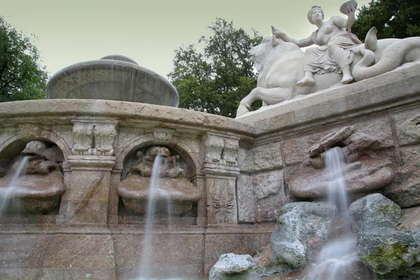 La fuente Wittelsbacher en la Lenbachplatz en Munich, Alemania —  Fotos de Stock