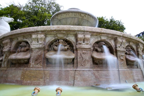 De fontein van de Johanneshof op de Lenbachplatz in München, Duits — Stockfoto