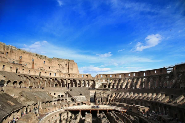 ROMA; ITÁLIA - ABRIL 08: Ruínas do Coliseu e turistas em R — Fotografia de Stock