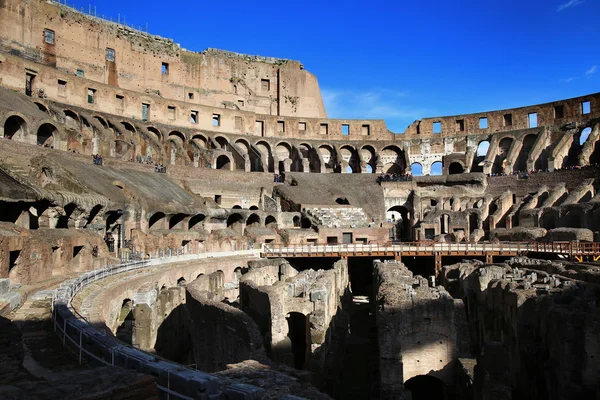 ROMA; ITÁLIA - ABRIL 08: Ruínas do Coliseu e turistas em R — Fotografia de Stock
