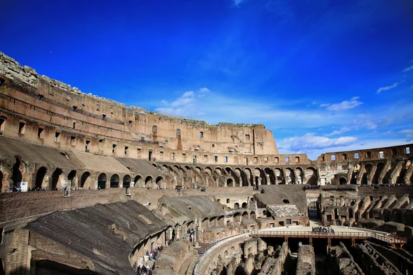 ROMA; ITÁLIA - ABRIL 08: Ruínas do Coliseu e turistas em R — Fotografia de Stock