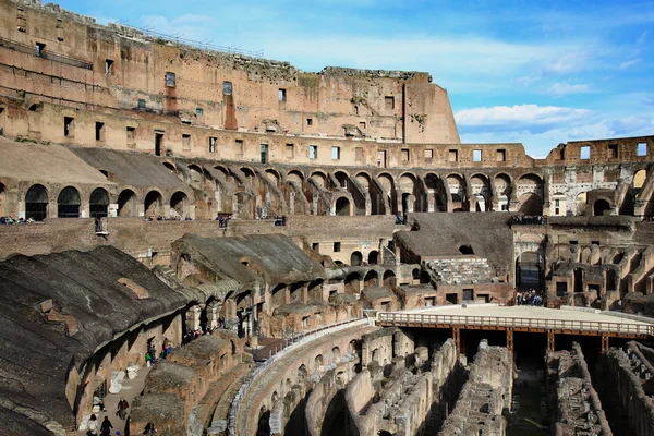 Rom; italien - april 08: ruinen des colloseums und touristen in r — Stockfoto