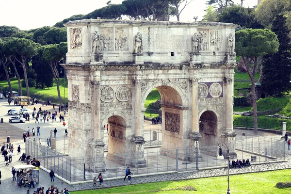 ROME; ITALY - APRIL 08: Tourists at the Arch of Constantine in R — Stock Photo, Image