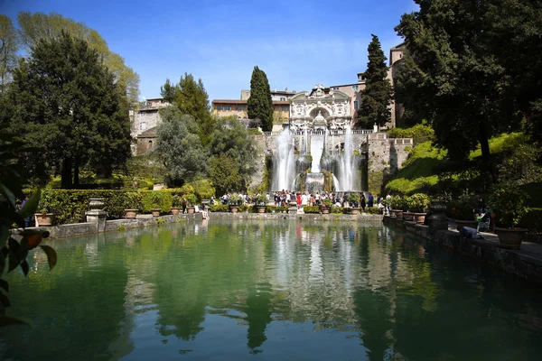 Tivoli, Italien - 10 April 2015: Turister som besöker fontän av Ne — Stockfoto