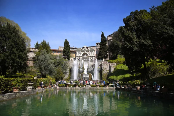 Tivoli, Italien - 10 April 2015: Turister som besöker fontän av Ne — Stockfoto