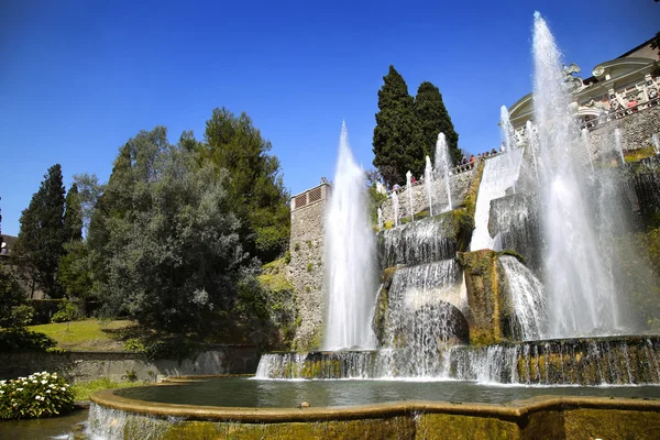 Tivoli, Italien - 10 April 2015: Turister som besöker fontän av Ne — Stockfoto