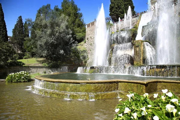Tivoli, Włochy - 10 kwietnia 2015: Turystów odwiedzających fontanna Ne — Zdjęcie stockowe
