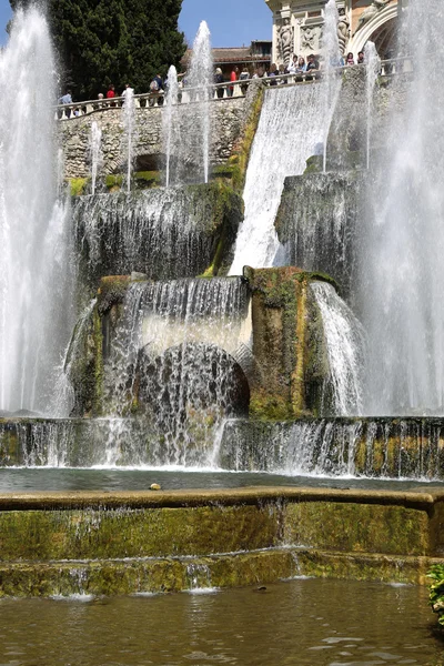 Tivoli, Italien - 10 April 2015: Turister som besöker fontän av Ne — Stockfoto