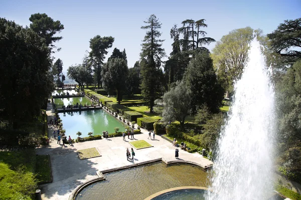 Tivoli, Italien - 10 April 2015: Turister som besöker fontän av Ne — Stockfoto