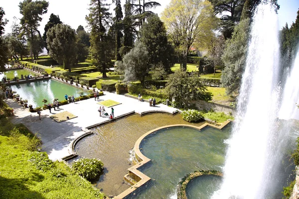 Tivoli, Itálie - 10 dubna 2015: Turistů, kteří navštíví fontána Ne — Stock fotografie