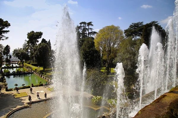 Tivoli, Italien - 10 April 2015: Turister som besöker fontän av Ne — Stockfoto