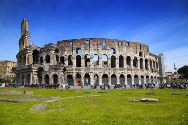 Rome, İtalya - Nisan 08: Colosseum ziyaret birçok turist 