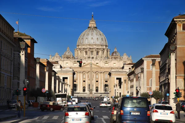 罗马，意大利-4 月 2 日: 城市的场景和很多游客参观 B — 图库照片