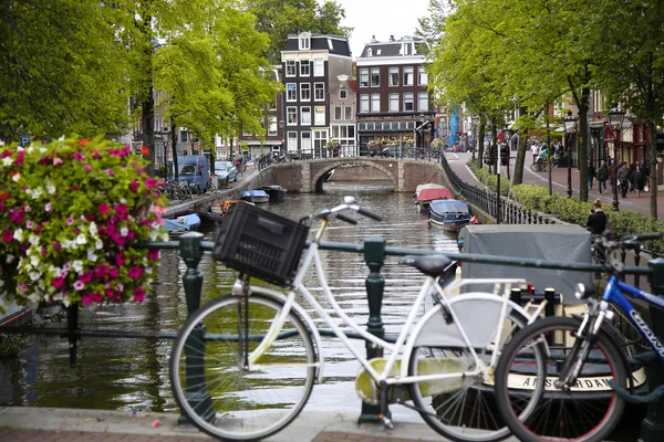 Amsterdam, Nederland - 18 augustus 2015: Zicht op Prinsengra — Stockfoto