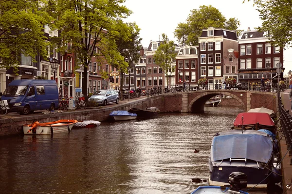 AMSTERDAM, PAÍSES BAJOS - 18 DE AGOSTO DE 2015: Vista sobre Prinsengra — Foto de Stock