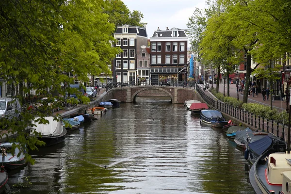 Amsterdam, Nederland - 18 augustus 2015: Zicht op Prinsengra — Stockfoto