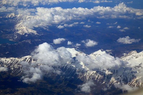 Vista aerea montagna di neve dalla finestra di aeroplano — Foto Stock