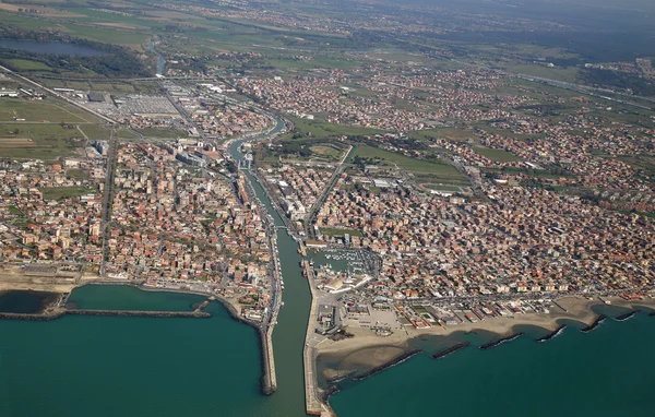 Légifelvételek Fiumicino városában, a Tirrén-tenger-tengerpart közelében — Stock Fotó