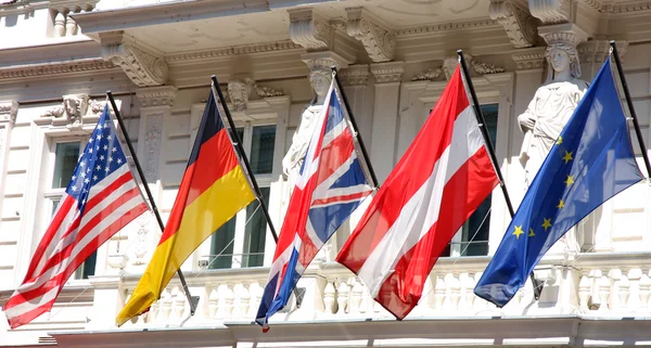 Detalles plano de cerca de varias banderas en una fila Imagen de archivo