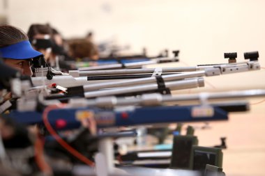 genç kadın bir pnömatik havalı tüfek spor rekabet amaçlayan