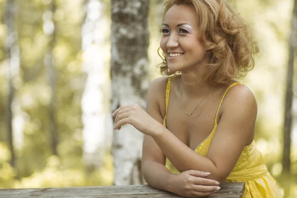 Mulheres em amarelo — Fotografia de Stock