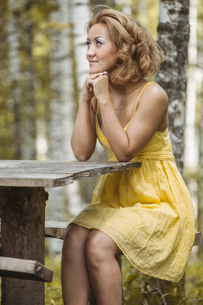 노란색으로 여성 — 스톡 사진