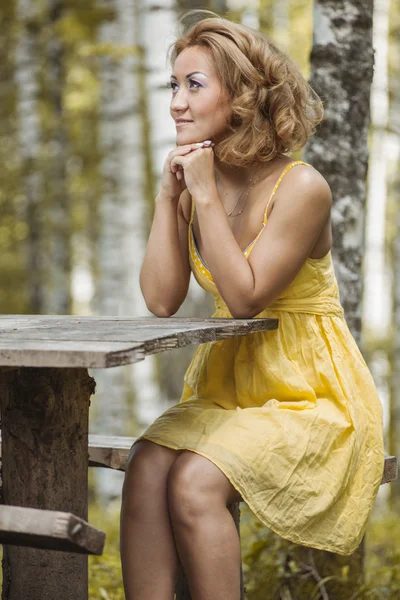 Mulheres em amarelo — Fotografia de Stock