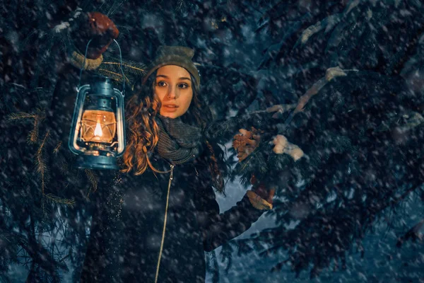 冬日森林童话中的少女 有灯笼 有书皮 — 图库照片