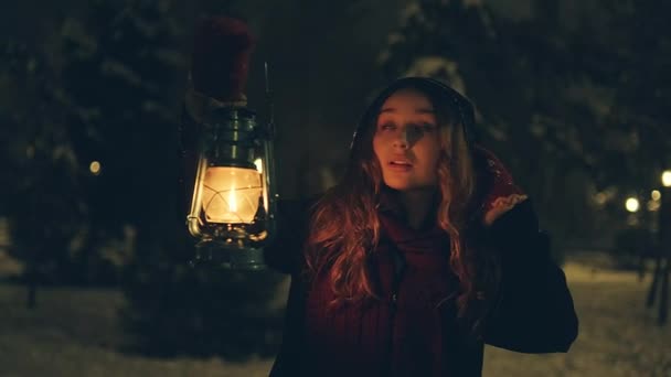 Jong Meisje Met Lantaarn Het Winterbos Wandelen Rondkijken Schemering Sprookje — Stockvideo