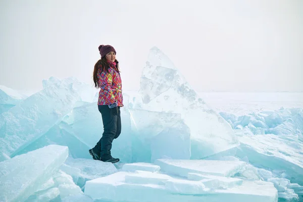 Viaggiatori Tuta Sci Surreal Ice Landscape Kazakistan — Foto Stock