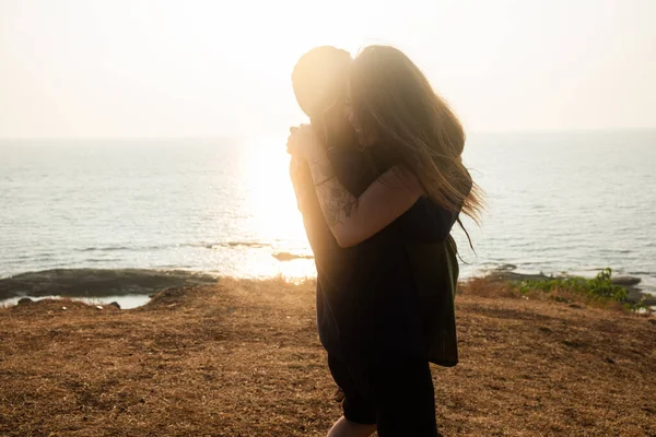 Backlit Retrato Jovem Casal Romântico Gira Abraço Contra Pano Fundo — Fotografia de Stock