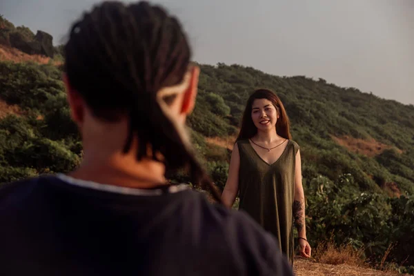 Guy Vista Trasera Mira Mujer Atardecer Las Colinas Goa India — Foto de Stock