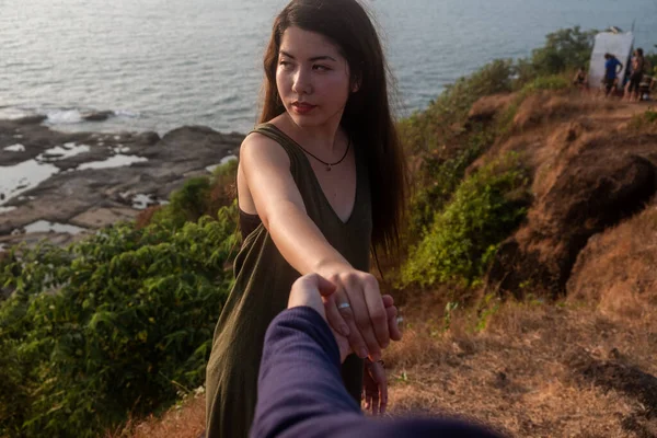 Tiro Uma Jovem Mulher Liderando Alguém Pela Mão Praia — Fotografia de Stock