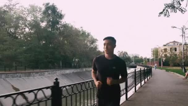 Şehirde Koşan Genç Asyalı Adam Akşam — Stok video