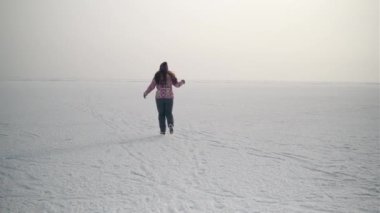 Donmuş gölde buz pateni yapan kız sana iyi eğlenceler. Kazakistan 