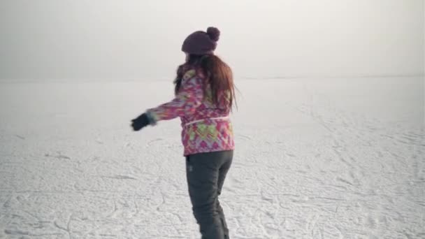 凍った湖での少女アイススケートは楽しいです カザフスタン — ストック動画