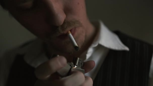 Jovem Acende Cigarro Sopra Fumaça Vestido Estilo Retro Uma Boina — Vídeo de Stock