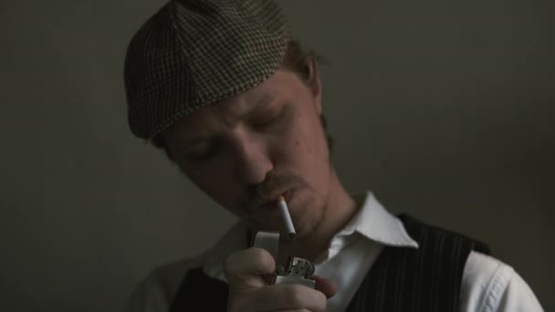 Junger Kerl Zündet Sich Eine Zigarette Pustet Rauch Retro Stil — Stockvideo