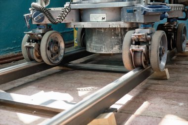 Dolly film kamerası raylara, sinema stüdyosuna, profesyonel video prodüksiyon araçlarına bakıyor.