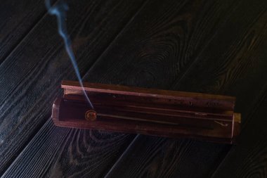 Tütsü çubuğuna odaklan ve ahşap bir büfede sigara iç. Japon kültürünün sembolü.