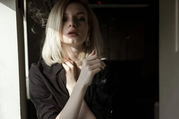 Close Van Jonge Vrouw Roken Sigaret Door Venster — Stockfoto