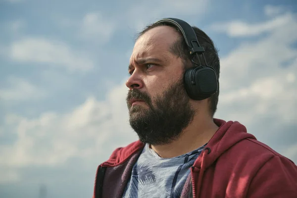 Homem Europeu Meia Idade Fones Ouvido Livre Ouvindo Música Fundo — Fotografia de Stock