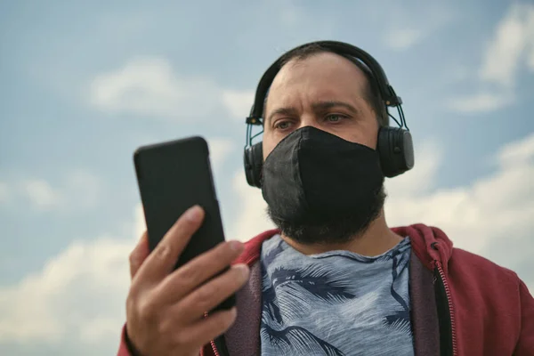 Europese Man Van Middelbare Leeftijd Hoofdtelefoon Buiten Die Naar Muziek — Stockfoto