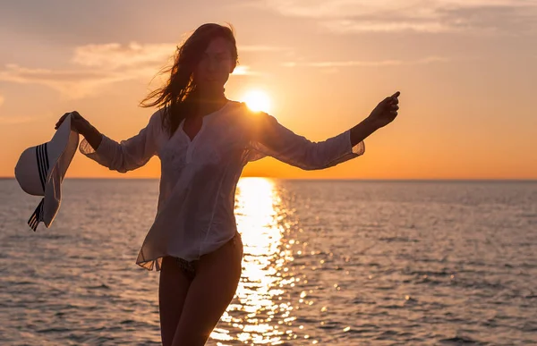 Sylwetka Młodej Szczęśliwej Beztroskiej Kobiety Pozującej Kapeluszem Plaży Zachodzie Słońca — Zdjęcie stockowe