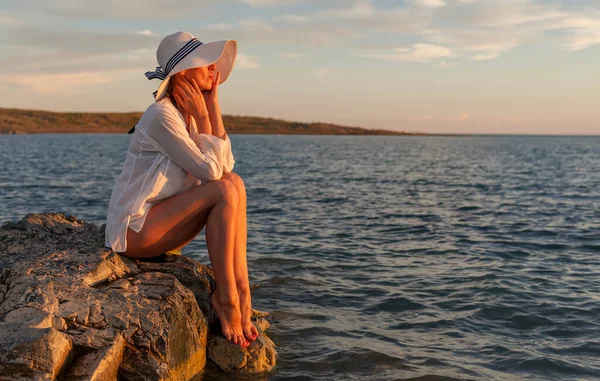 Bella Donna Che Gode Tramonto Sulla Spiaggia Seduta Rocce — Foto Stock