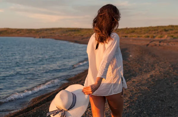 Mulher Andando Praia Rochosa Com Chapéu Vista Traseira — Fotografia de Stock