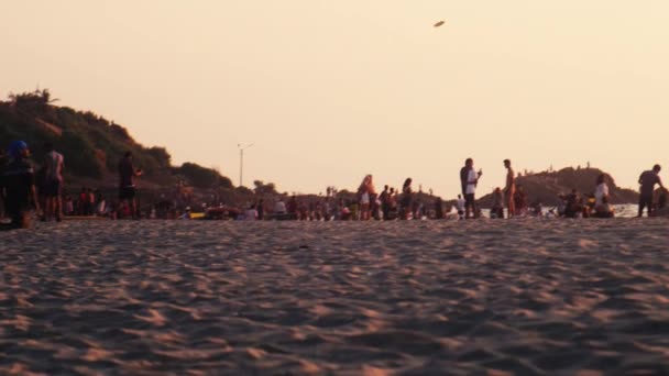 Grupp Människor Som Leker Med Plastskiva Strand Goa Indien — Stockvideo
