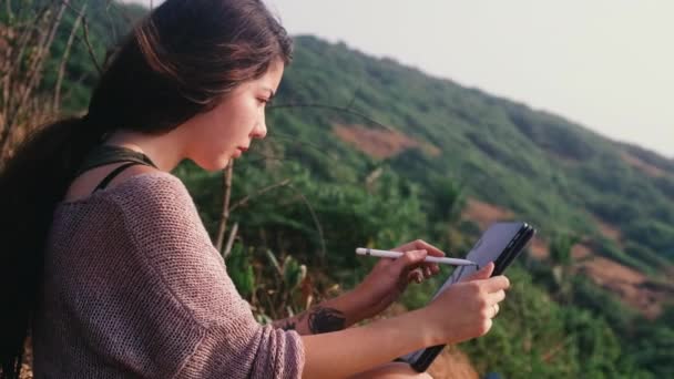 Jonge Aziatische Vrouw Met Behulp Van Digitale Tablet Voor Het — Stockvideo