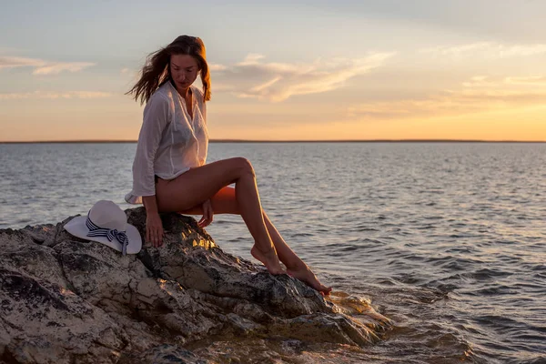 Mooie Vrouw Genieten Van Zonsondergang Het Strand Zitten Rotsen — Stockfoto